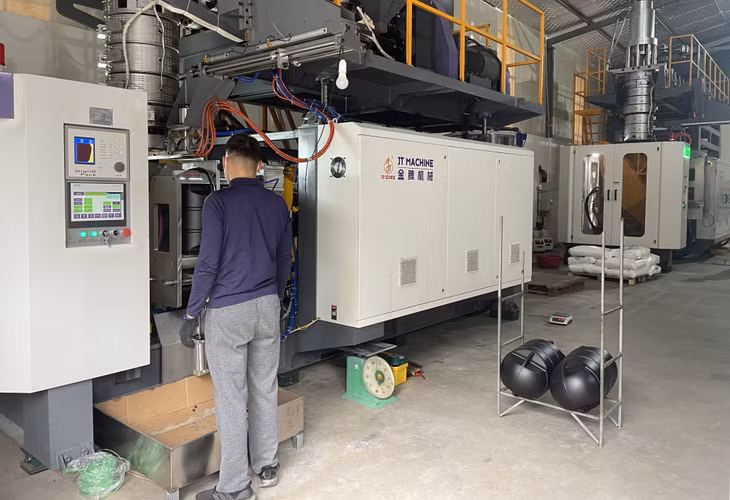 Dây chuyền sản xuất phao nổi HDPE của Công ty CP Nhựa HBC.