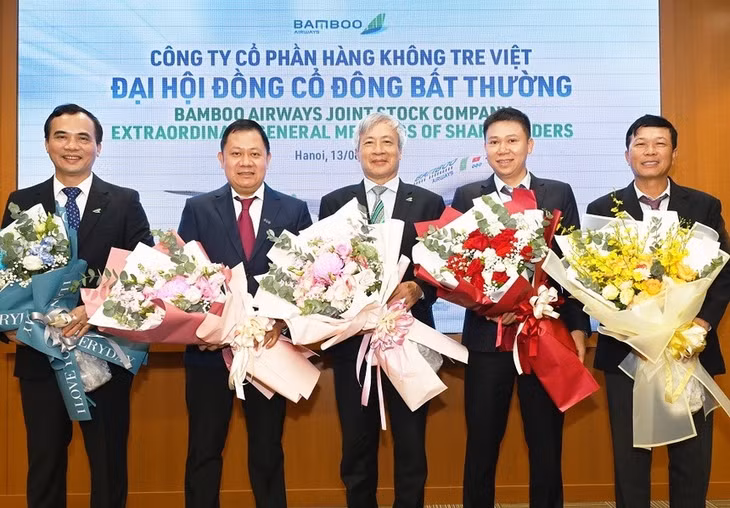 Chủ tịch Nguyễn Ngọc Trọng (giữa) và 4 thành viên HĐQT Bamboo Airways nhiệm kỳ 2019-2024. Ảnh: BAV.