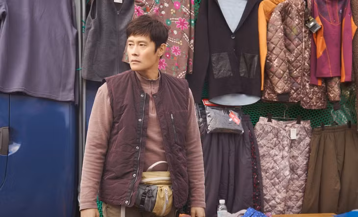 Vị trí số 1 gọi tên Lee Byung Hun. Theo SCMP, có nhiều ứng cử viên cho ngôi vị này nhưng Lee Byung Hun là xứng đáng nhất khi vẫn luôn tỏa sáng suốt nhiều thập kỷ qua. 20 năm trước, diễn viên có dấu mốc đáng nhớ với All In, Beautiful Days thống lĩnh rating phim truyền hình tại Hàn. Một thập kỷ sau, tài tử đưa ngành công nghiệp điện ảnh đi theo hướng mới đầy táo bạo với bom tấn hành động Iris. Năm 2018, Lee Byung Hun trở lại đỉnh cao trong loạt phim lịch sử, tình cảm Mr. Sunshine và thậm chí còn xuất hiện trong vai thủ lĩnh bí ẩn sê-ri Trò chơi con mực gây chấn động toàn cầu. Bộ phim gần đây của tài tử là Our Blues, trong tác phẩm này Lee Byung Hun lần đầu đem đến dáng vẻ quê mùa, cục mịch với cách diễn tự nhiên, chứng minh đẳng cấp ngôi sao hàng đầu.
