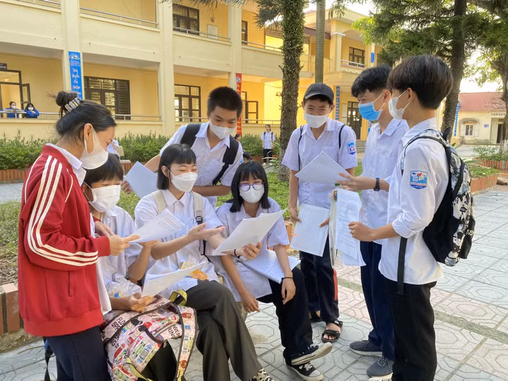 Các sĩ tử tại điểm thi Trường THPT Bạch Đằng (TX Quảng Yên) tranh thủ cùng nhau ôn lại kiến thức trước khi vào phòng thi.