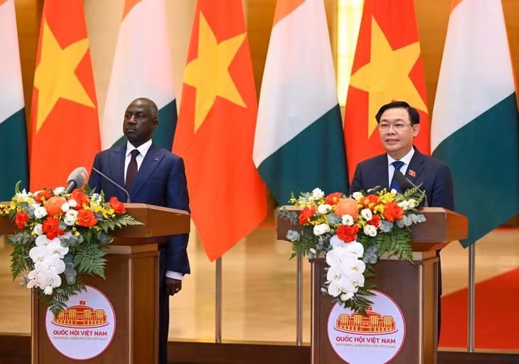 Chủ tịch Quốc hội Vương Đình Huệ và Chủ tịch Quốc hội Cộng hòa Bờ Biển Ngà Adama Bictogo gặp gỡ, chia sẻ với báo chí về các nội dung hai bên đã thảo luận và thông qua. (Ảnh: DUY LINH)