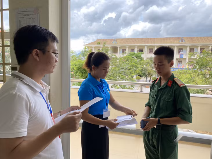 Thí sinh Phạm Đức Hiếu, SN 2003, chiến sĩ Tiểu đoàn 16, Sư đoàn Bộ binh 395 (phường Nam Khê, TP Uông Bí), dù đã tốt nghiệp THPT năm 2021 nhưng với quyết tâm trở thành sinh viên Học viện Kỹ thuật quân sự nên tiếp tục đăng ký dự thi để xét tuyển vào Đại học.