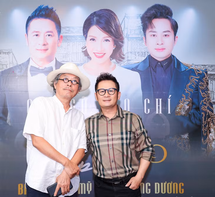 Đạo diễn Phạm Việt Thanh (trái) nói đùa rằng BTC nên mời Bằng Kiều kiêm thêm vai trò MC.