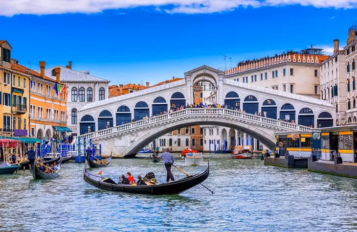 Venice (Italy) có hàng trăm con kênh, cây cầu, con hẻm và thuyền gondola, khiến nơi đây là nơi có trải nghiệm thú vị nhất cho du khách. Đặc biệt, du khách sẽ được tìm hiểu nền văn hoá dọc theo dòng chảy của con kênh. Ảnh: Italy.