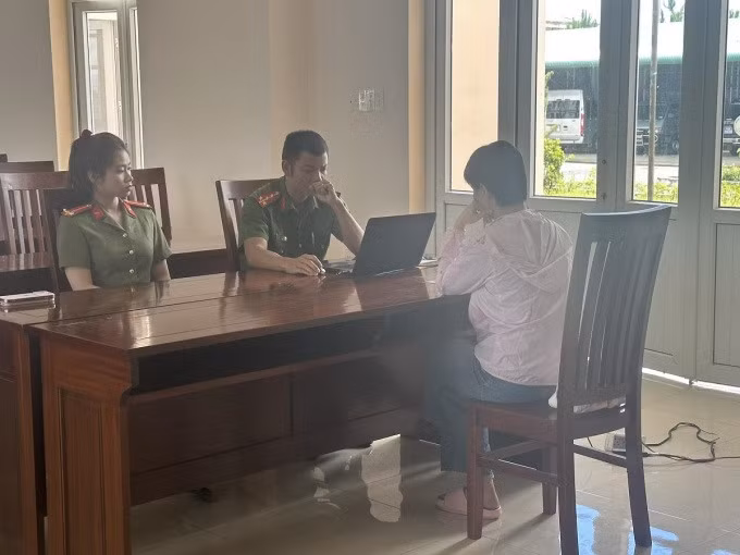 Người phụ nữ bị công an phạt 2,5 triệu đồng. Ảnh: Công an cung cấp