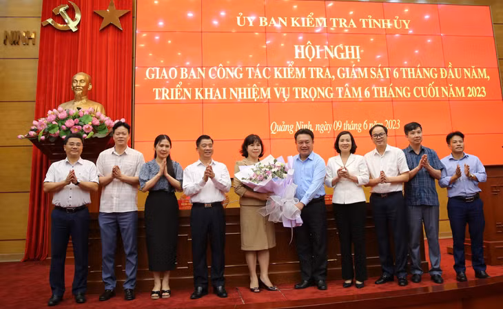 Nhân dịp này, đồng chí Nguyễn Đức Thành, Chủ nhiệm Ủy ban Kiểm tra Tỉnh ủy và các ủy viên Uỷ ban Kiểm tra Tỉnh ủy tặng hoa chúc mừng đồng chí Bùi Thị Bính, nguyên Phó Chủ nhiệm Ủy ban Kiểm tra Tỉnh ủy mới được điều động nhận nhiệm vụ Giám đốc Sở Nội Vụ.