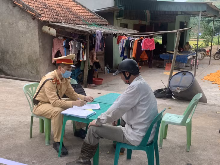 CSGT lập biên bản xử phạt một trường hợp vi phạm nồng độ cồn.