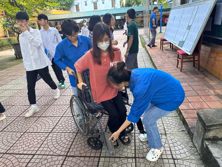 ĐVTN huyện Tiên Yên hỗ trợ đưa đón thí sinh sức khoẻ yếu từ nhà trọ đến Điểm thi THPT Tiên Yên.