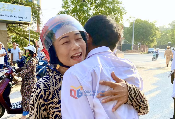 Cậu con trai được mẹ vỗ về động viên sau khi hoàn thành bài thi của mình.