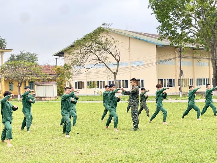 Bộ CHQS tỉnh tổ chức huấn luyện khung B - cán bộ dự bị động viên Tiểu đoàn trinh sát 20. Ảnh: Ngô Dịu