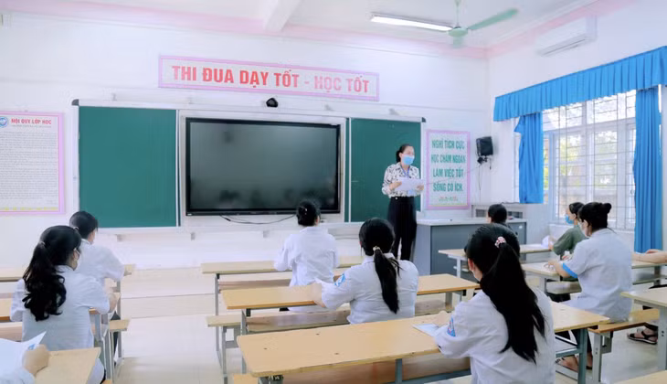 Cán bộ làm công tác coi thi phổ biến cặn kẽ quy chế, quy định của Kỳ thi cho các thí sinh. Ảnh: Trần Thuyết (CTV)