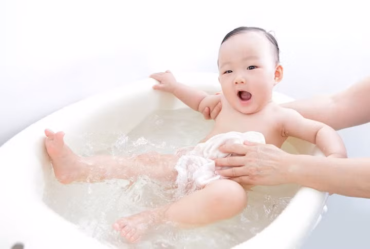 Tạo cho trẻ một thói quen sẽ giúp dễ dàng hơn trong việc dạy trẻ tắm. (Ảnh minh họa)