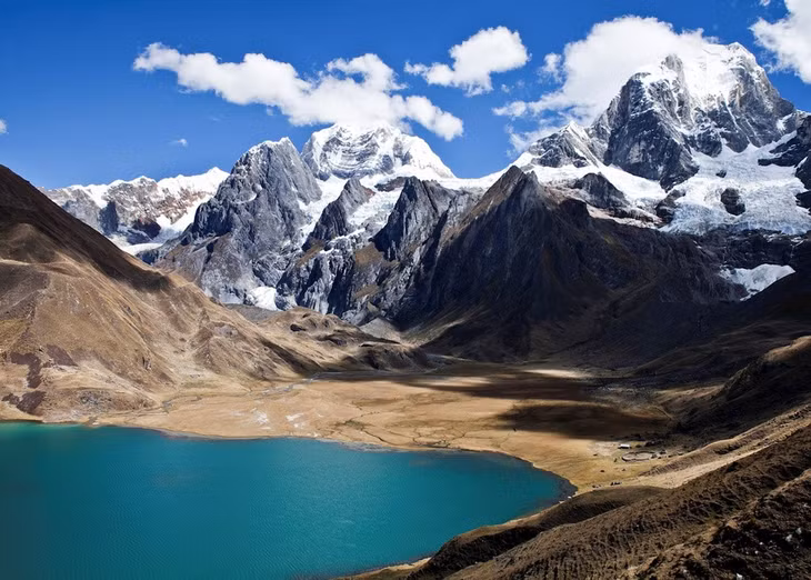 Dãy Andes: Dãy này gần như bao gồm toàn bộ chiều dài của Nam Mỹ với hơn 8851,3 km và băng qua tổng cộng 7 quốc gia. Nhiều thần thoại ẩn chứa trong dãy núi Andes, từ tàn tích Machu Picchu ở Peru đến ngôi làng Chaltén nhỏ của người Argentina ở Patagonia. Đó là điều tạo nên sự quyến rũ của dãy núi này. Ảnh: Audley Travel.