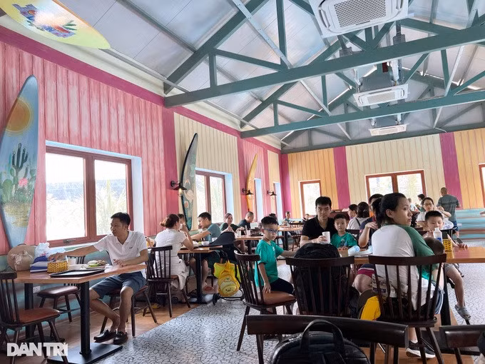 Khu vực tầng 2 nhà hàng S. bên trong Công viên Thiên Đường Bảo Sơn, ngày 3/6.