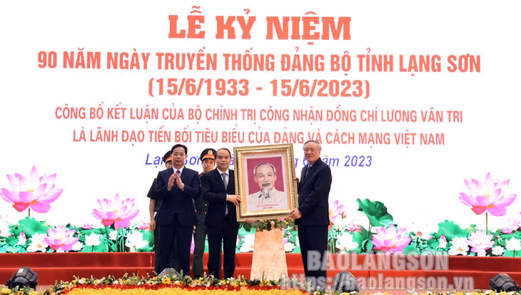 Đồng chí Nguyễn Hòa Bình, Ủy viên Bộ Chính trị, Bí thư Trung ương Đảng, Chánh án Tòa án Nhân dân tối cao tặng bức ảnh chân dung Chủ tịch Hồ Chí Minh cho Đảng bộ, chính quyền và Nhân dân các dân tộc tỉnh Lạng Sơn nhân kỷ niệm 90 năm Ngày truyền thống Đảng bộ tỉnh
