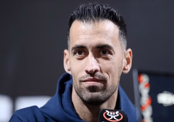 Busquets không muốn đối đầu Barca. Ảnh: Reuters.