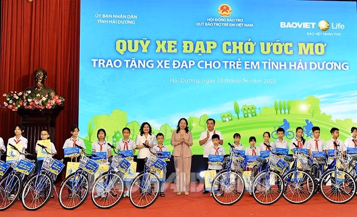 Đồng chí Phó Chủ tịch nước Võ Thị Ánh Xuân và đồng chí Bí thư Tỉnh ủy Hải Dương Trần Đức Thắng cùng lãnh đạo Bộ Lao động, Thương binh và Xã hội trao tặng xe đạp cho trẻ em có hoàn cảnh khó khăn