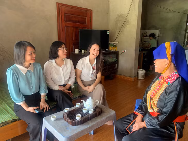 Trung tâm Truyền thông tỉnh Quảng Ninh phối hợp với Hội LHPN tỉnh thăm, tặng quà cho hội viên phụ nữ dân tộc thiểu số huyện Ba Chẽ.