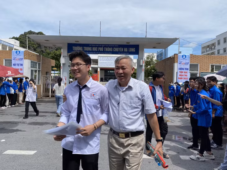 Nhiều thí sinh và phụ huynh rời trường thi với tâm trạng mừng vui vì hoàn thành tương đối tốt môn thi Ngữ Văn.
