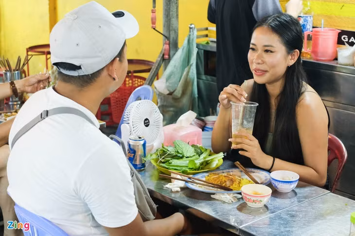 Nữ du khách Australia thích thú với sự đa dạng của nền ẩm thực Việt. Ảnh: Linh Huỳnh.