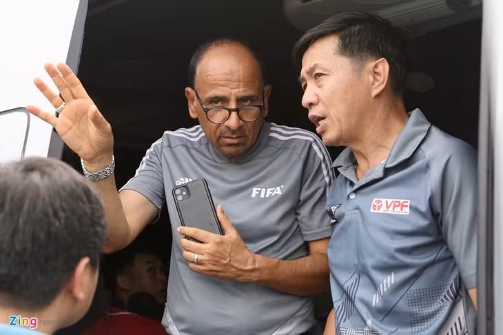 Chuyên gia của FIFA hướng dẫn và giám sát quá trình đào tạo VAR ở Việt Nam. Ảnh: Bảo Ngọc.