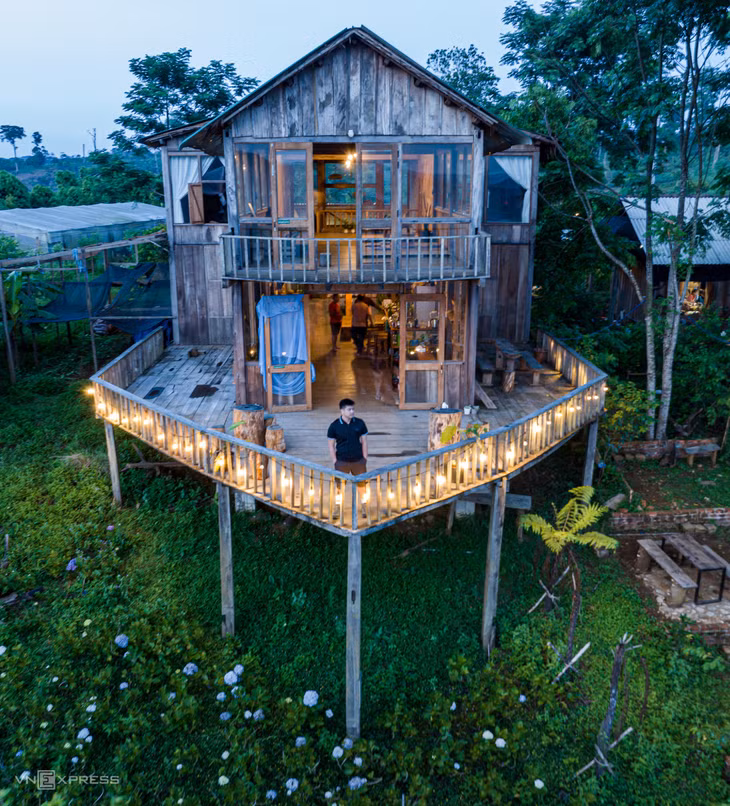 Đến An Lão, du khách có thể thuê homestay để lưu trú, ngắm cảnh và thưởng thức ẩm thực. Sĩ An, người rất yêu thích phượt và trekking, cho biết, từ homestay du khách có thể ngắm mây An Lão.