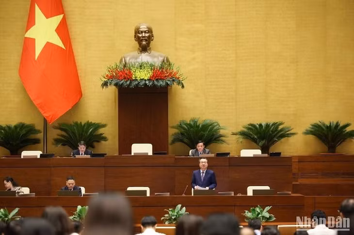 Bộ trưởng Xây dựng Nguyễn Thanh Nghị phát biểu giải trình tại phiên họp. (Ảnh: DUY LINH)