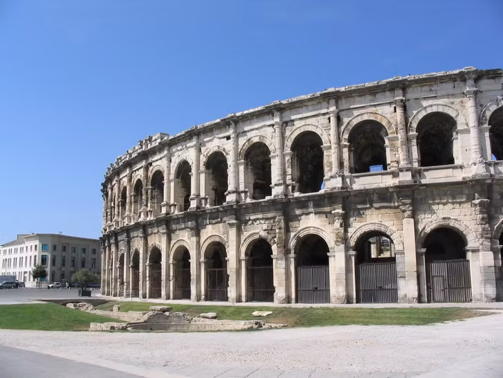 Đấu trường La Mã ở Nimes, Pháp: Được xây dựng vào cuối năm thứ nhất sau Công nguyên với sức chứa 24.000 khán giả, đấu trường này liên tục cạnh tranh với đấu trường ở Arles để trở thành đấu trường La Mã quan trọng nhất khu vực Gallia (Tây Âu). Sự cạnh tranh đó vẫn còn tồn tại cho đến ngày nay với việc đăng cai tổ chức sự kiện tái hiện lịch sử thời La Mã. Sự kiện này được tổ chức tại đấu trường ở Nimes vào mỗi mùa xuân. Hơn 400 diễn viên từ khắp Pháp, Đức và Italy đến Nimes để hồi tưởng lại ludi (trò chơi cổ đại). Ảnh: Wikipedia Commons.