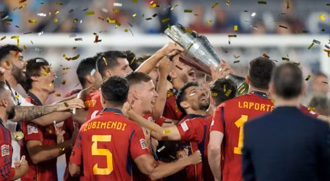 Các cầu thủ Tây Ban Nha nâng Nations League sau trận chung kết tối 18/6 tại Hà Lan. Ảnh: AP