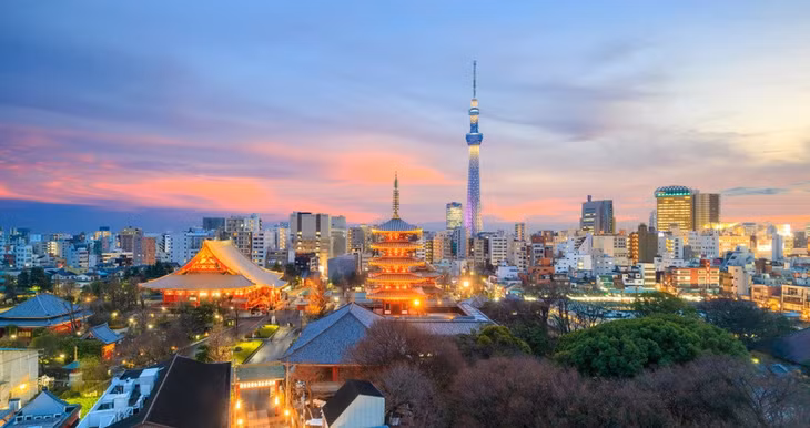Đường chân trời ấn tượng, thể hiện rõ nét sự đa dạng của thành phố Tokyo (Nhật Bản), nơi có vùng đô thị lớn nhất thế giới. Tokyo Sky Tree nhô ra khỏi đường chân trời là tòa tháp cao nhất và công trình kiến trúc cao thứ hai trên thế giới.