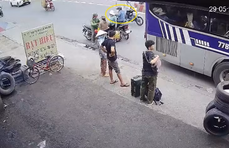 Thực hiện vụ cướp giật dây chuyền nhanh khiến nhiều người không kịp trở tay.