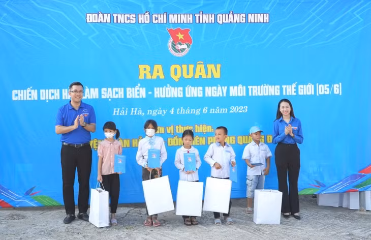 Đồng chí Nguyễn Thế Minh, Phó Bí thư Thường trực Tỉnh Đoàn, trao tặng quà cho các em học sinh có hoàn cảnh khó khăn.
