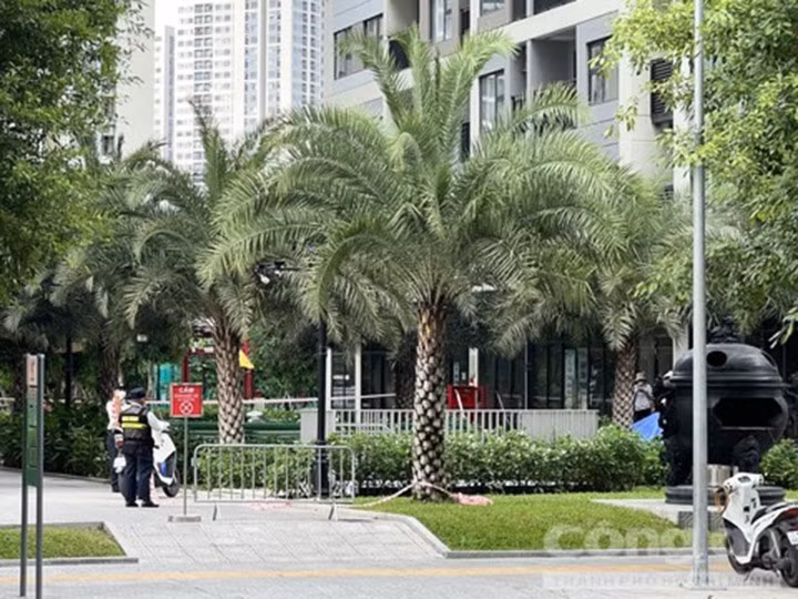 Khu vực nạn nhân rơi xuống. (Ảnh: Công an TP.HCM).