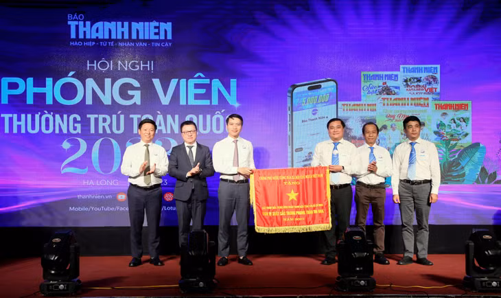 Báo Thanh Niên vinh dự đón nhận Cờ thi đua của Thủ tướng Chính phủ do có những thành tích xuất sắc trong năm 2022.