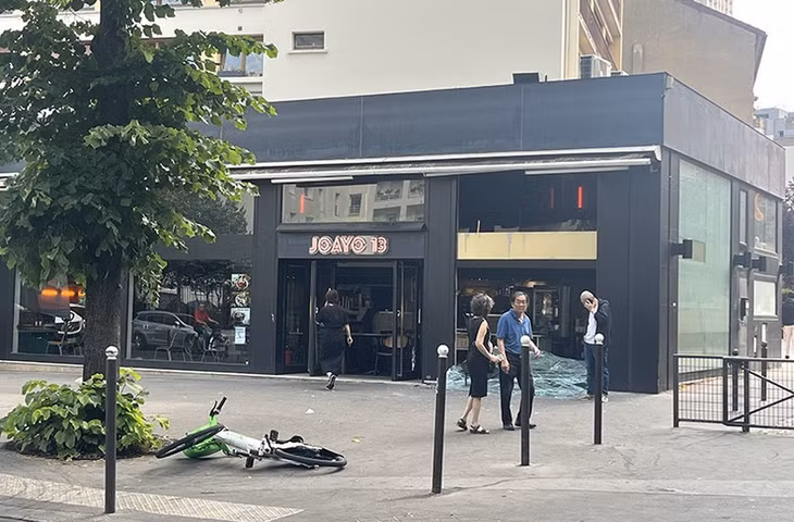 Một nhà hàng ở quận 13 (Paris) bị đập phá. Ảnh: Khải Hoàn.