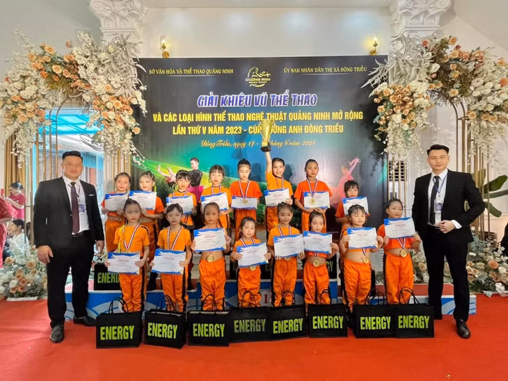 BTC trao giải Huy chương Vàng nội dung Đồng diễn đơn hiện đại - Nhảy hiện đại lứa tuổi nhi đồng.