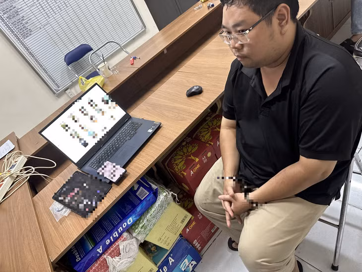 Kiểm tra laptop và máy tính bảng, điện thoại của Quang Anh, công an phát hiện nhiều ảnh, clip nhạy cảm của các cô gái để sử dụng, ép quan hệ tình dục - Ảnh: Công an cung cấp