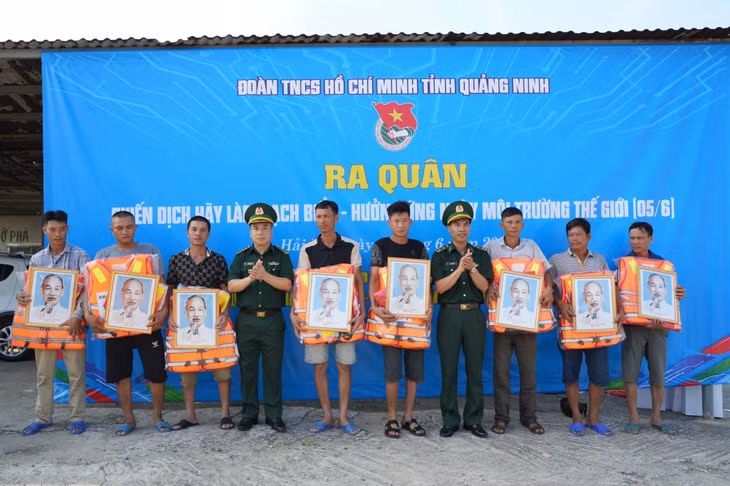 Đồng chí Lương Ngọc Trí (thứ 4, trái sang), Phó chủ nhiệm Chính trị, Bộ Chỉ huy BĐBP Tỉnh và cán bộ Đồn BP Quảng Đức trao tặng 10 phần quà cho các hộ ngư dân.