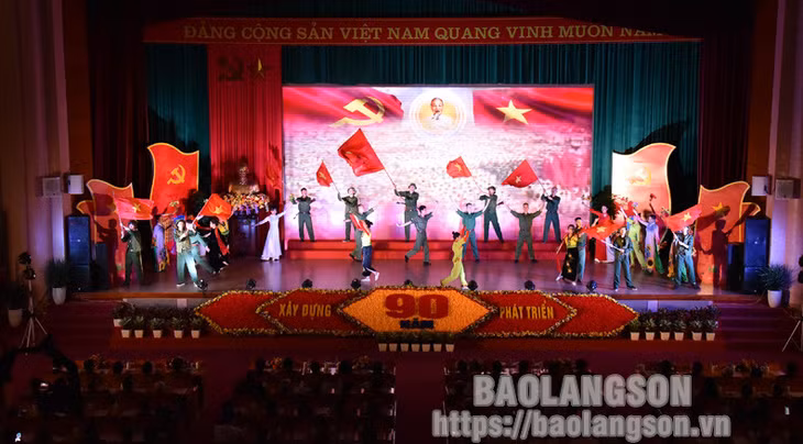Màn nghệ thuật truyền thống chào mừng Lễ kỷ niệm