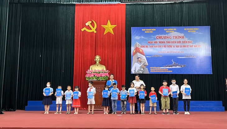 Ban Tổ chức trao quà cho các học sinh vượt khó, học giỏi trên địa bàn Lữ đoàn 170 đóng quân.