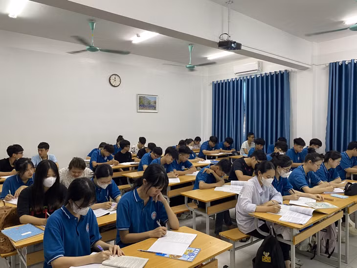 Học sinh lớp 12, Trường TH-THCS-THPT Nguyễn Bỉnh Khiêm (TP Hạ Long) ôn luyện cho Kỳ thi tốt nghiệp THPT năm 2023.