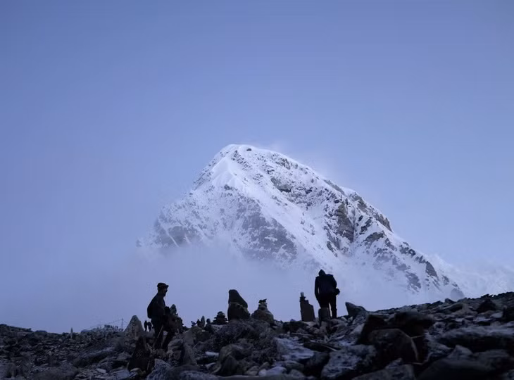 Đỉnh Everest ở Nepal được xem là thử thách "khó nhằn" đối với những người leo núi thích cảm giác mạnh. Ảnh: Michael Clarke/Unsplash.