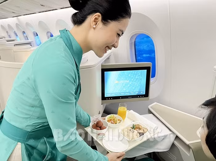 Vải Thiều Thanh Hà được phục vụ trên chuyến bay quốc tế của Vietnam Airlines. (Ảnh do Vietnam Airlines cung cấp)