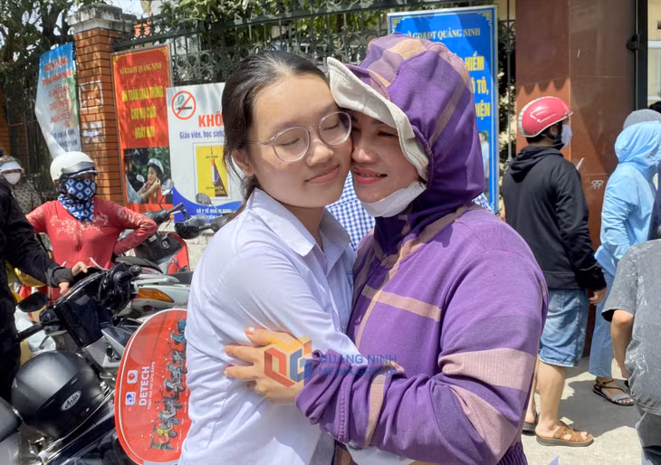 Với những bậc làm cha làm mẹ, đồng hành cùng con mình trên chặng đường học hành thi cử nhiều gian nan, kết quả bài làm của con có lẽ sẽ không phải thứ quan trọng nhất, mà đó là nụ cười ấm áp, cái ôm dịu dàng khi con mình rời khỏi cánh cổng trường thi.