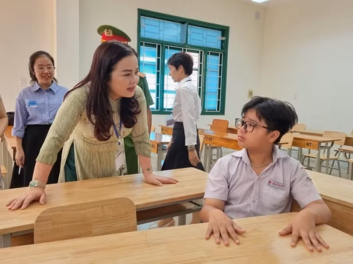 Bà Lê Thị Hương hỏi thăm, động viên thí sinh tại phòng thi riêng.