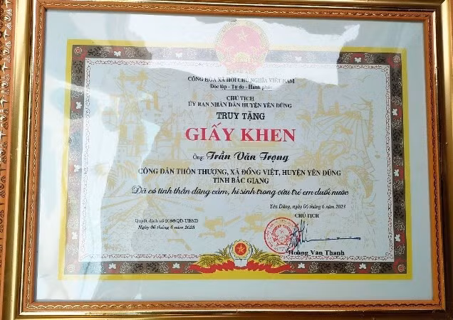 Truy tặng giấy khen cho anh Trần Văn Trọng.