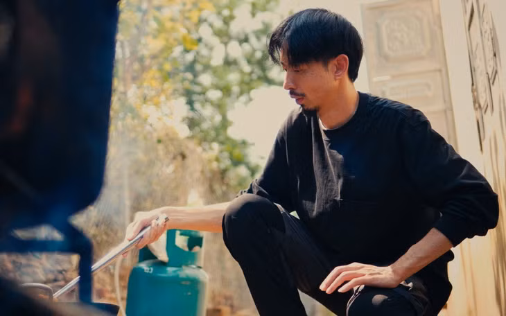 Hình ảnh Đen vào bếp trong MV.