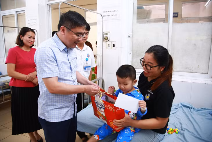 Đồng chí Nguyễn Chí Thành, Bí thư Huyện ủy Tiên Yên tặng quà bệnh nhi đang điều trị tại Trung tâm Y tế huyện