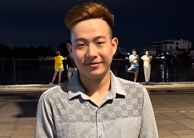 Anh Âu Văn Tuấn sau khi cứu hai mẹ con bên bờ sông Sài Gòn. Ảnh: Yên Khánh