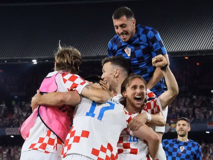 Modric (phải, dưới) mừng chiến thắng cùng các đồng đội hôm 14/6. Ảnh: Sky